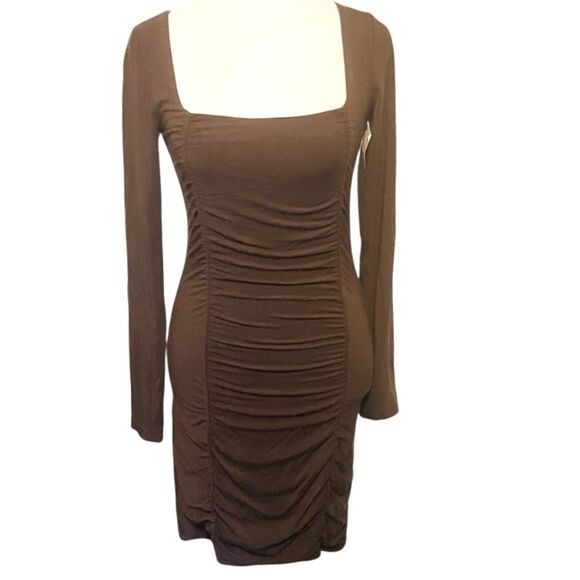 ARITZIA Wilfred Lydia Dress Size: S
Color called Rich Chestnut' - Picture 4 of 8